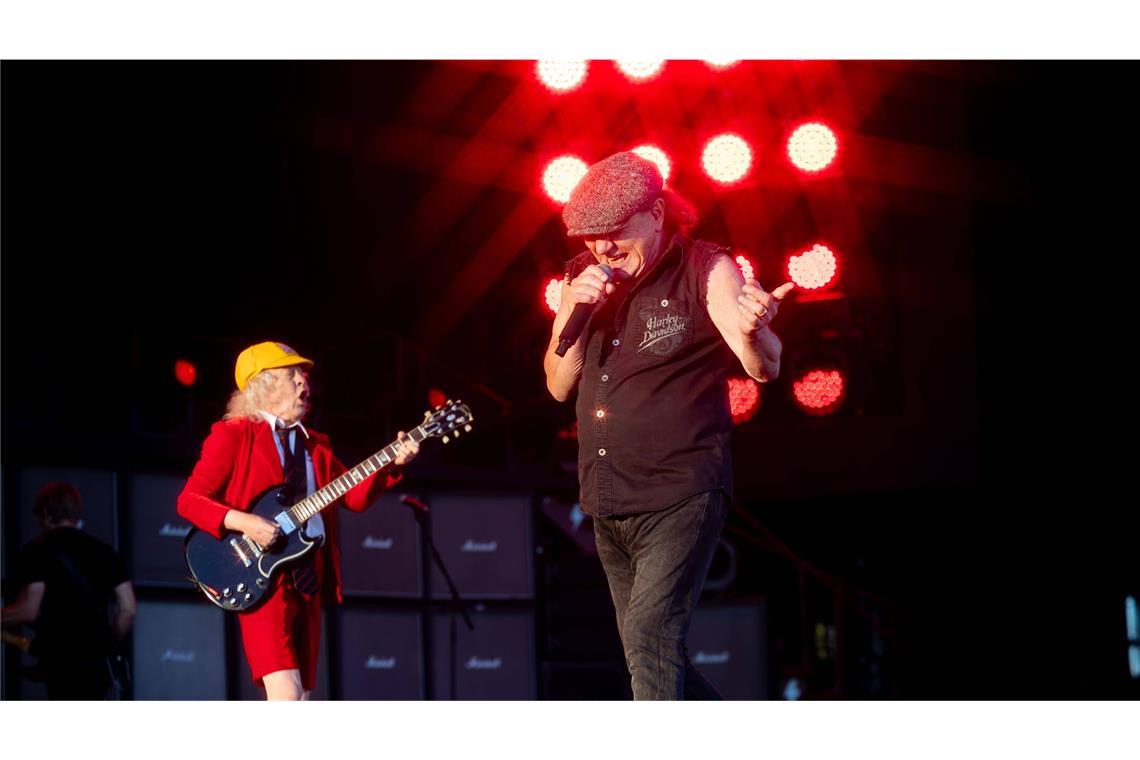 Brian Johnson (rechts) und Angus Young auf der Bühne in Karlsruhe.