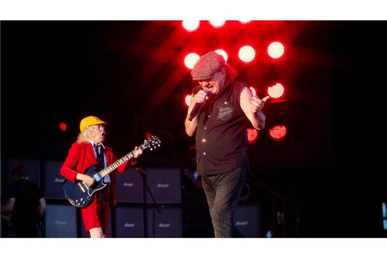 Brian Johnson (rechts) und Angus Young auf der Bühne in Karlsruhe.