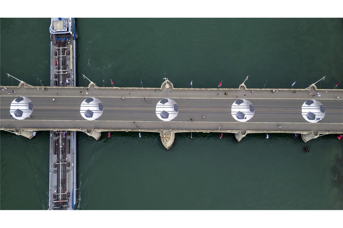 "Bridge Kick" - Brücke zwischen Art Basel und Fußball-EM der Frauen