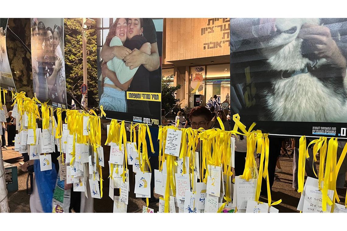 Israel nach Rückkehr der Geiseln im Freudentaumel Briefe von Bürgern an die Geiseln hängen auf dem Platz der Geiseln.