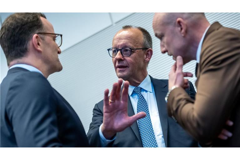 Bringen diese Drei - Unions-Fraktionschef Jens Spahn, Kanzler Friedrich Merz (beide CDU) und CSU-Landesgruppenchef Alexander Hoffmann, das Rentenpaket am Freitag über die Bühne?