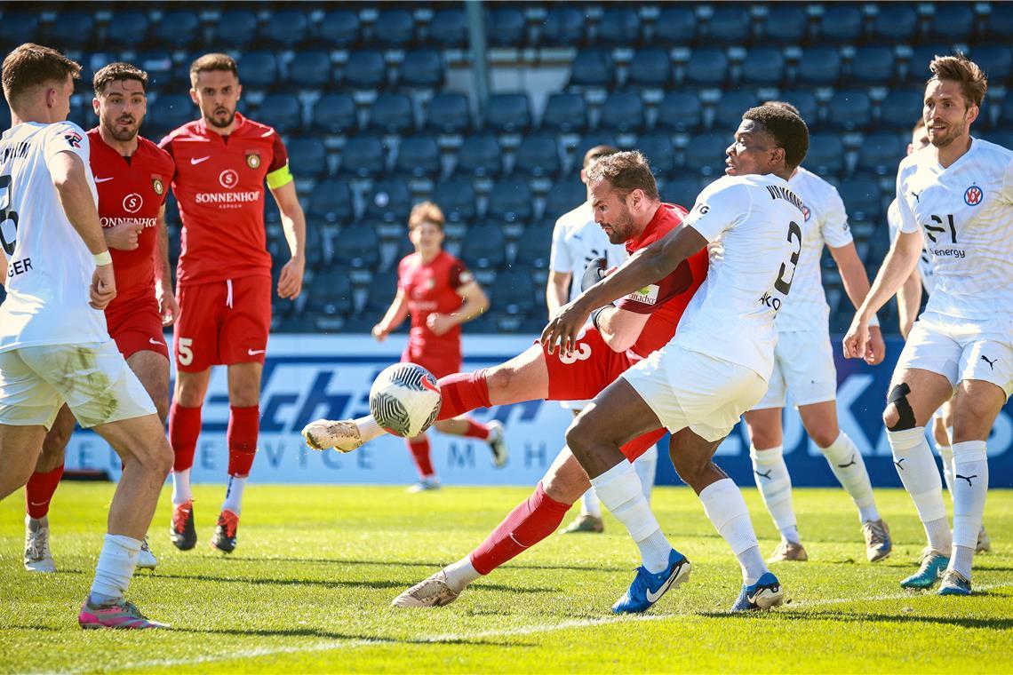Die SG Sonnenhof Großaspach macht den nächsten Schritt in Richtung Regionalliga Bringt Großaspach im Topduell gegen Mannheim mit seinem Treffer zum 1:0 auf Siegeskurs: Torjäger Fabian Eisele (rotes Trikot). Foto: Alexander Becher
