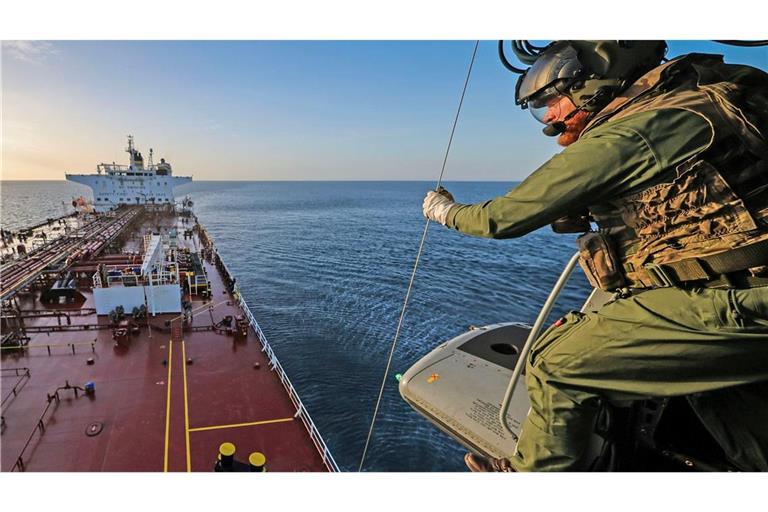 Britische Streitkräfte haben ein Schiff geentert, das zur russischen Schattenflotte gehören soll. (Handout)