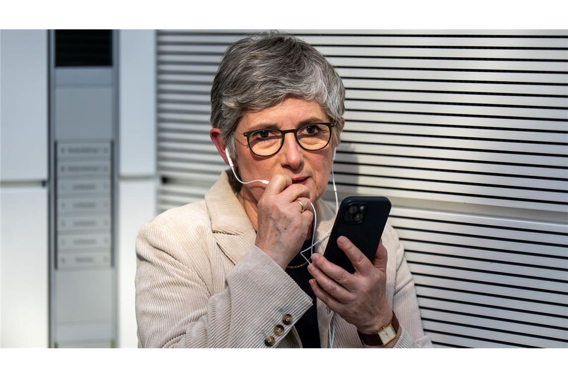 Bilder des Tages Britta Haßelmann, Fraktionsvorsitzende von Bündnis 90/Die Grünen im Bundestag, telefoniert vor Beginn der Fraktionssitzung ihrer Partei. In einer Bundestags Sondersitzung morgen ist die entscheidende Abstimmung über das Finanzpaket von Union und SPD geplant.