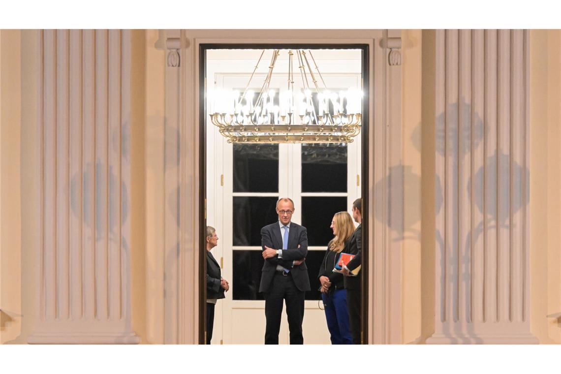 Bilder des Tages Britta Haßelmann, Friedrich Merz und Katharina Dröge stehen im Eingang von Schloss Bellevue.