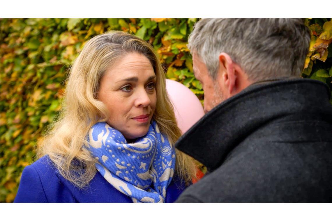 Julius gerät zwischen die Fronten Britta (Jelena Mitschke l.) plant Lillys Geburtstagsfeier auf Ben und Tinas Hof im Wendland. Doch ein plötzlicher Notruf ins Krankenhaus zwingt sie, die Verantwortung an Heiner (Renè Dumont r.) zu übergeben, der gerne für sie einspringt...