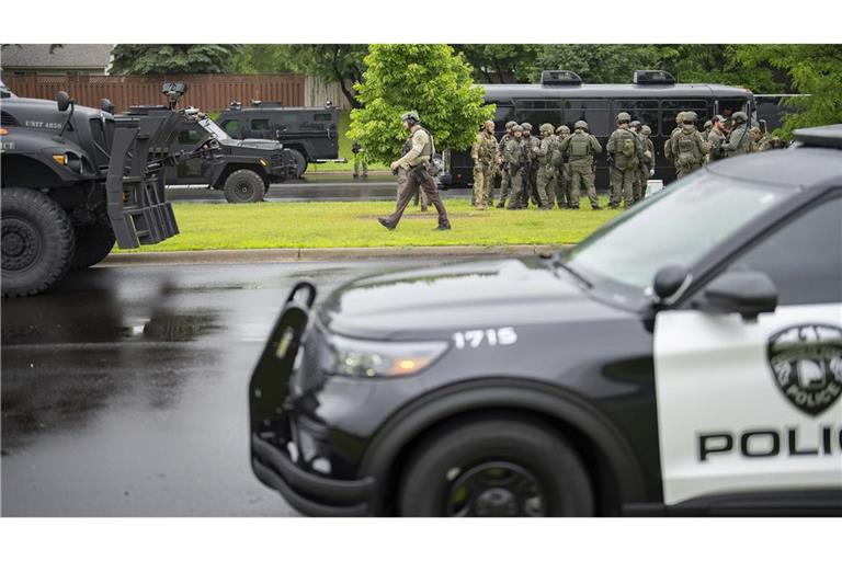 Brooklyn Park: Beamte der Strafverfolgungsbehörden stehen weniger als eine Meile vom Unglücksort in Brooklyn Park, Minnesota entfernt.