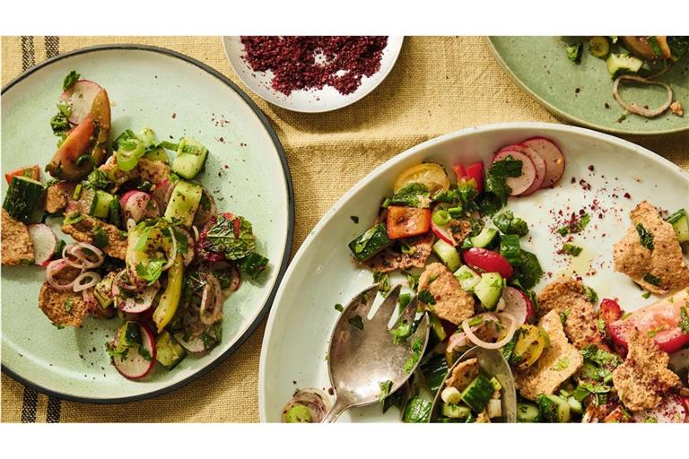 Brotsalat namens Fattusch ist genau jetzt das Richtige und lässt sich prima kombinieren.