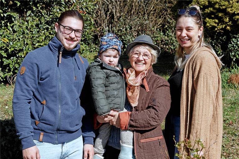 Bruce und Jaden Presecan mit Maria Meier und Cindy Jungbluth (von links): Sie freuen sich, dass sie zusammengefunden haben. Foto: J. Fiedler
