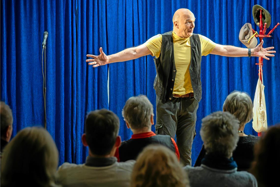Tommy Nube in Murrhardt: Immer wieder Streit mit dem Eheweib Bruddliger Schwabe und tölpelhafter Ehemann: Tommy Nubes Interpretationen in Murrhardt sparen nicht mit Klischees. Foto: Stefan Bossow