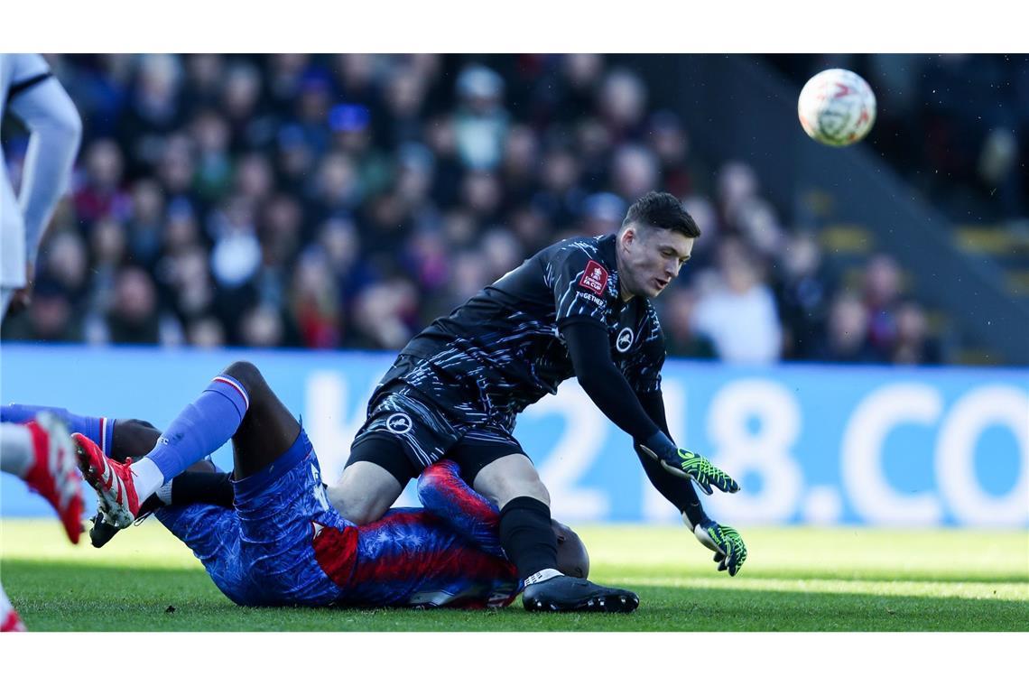 Brutales Foul in England: Torwart trifft Ex-Mainzer am Kopf Brutales Foul an Jean-Philippe Mateta in England
