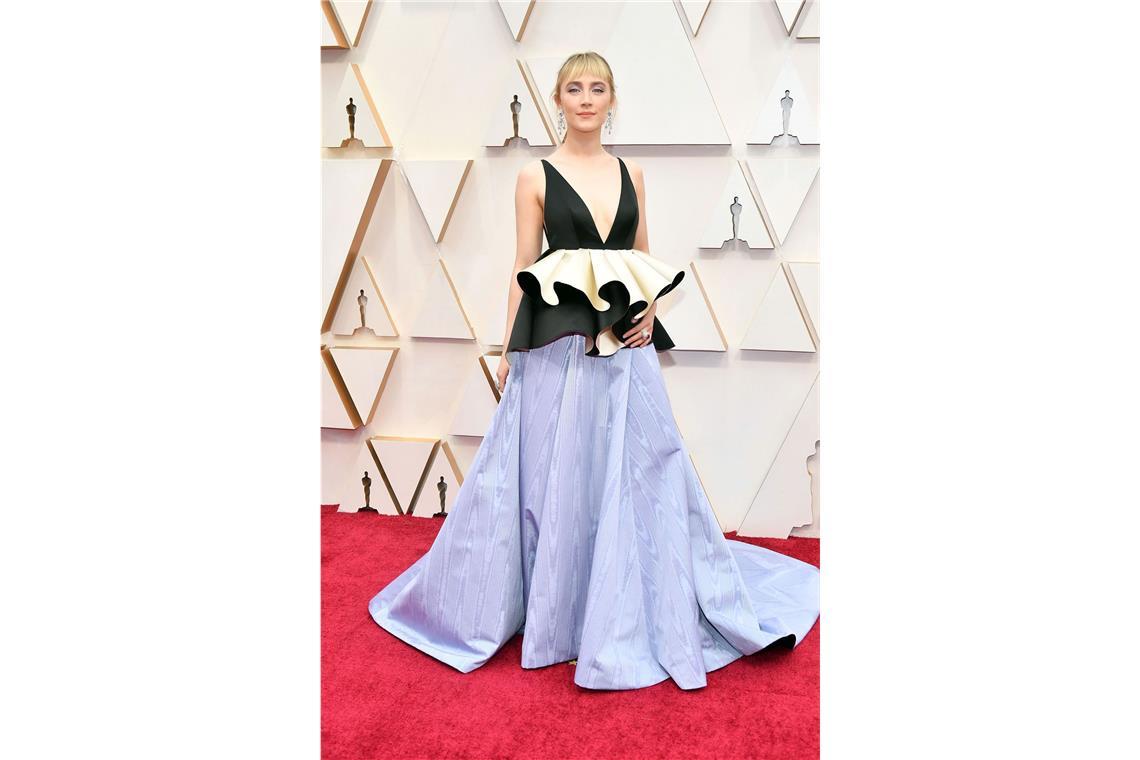 Die schlimmsten Oscar-Kleider aller Zeiten <b>Saoirse Ronan</b> gilt sonst als ziemlich stilsicher – aber dieses Kleid aus dem Hause Gucci war 2020 ein Ausrutscher nach unten. Es fing oben zwar schön an, verzettelte sich dann aber in einer deplatzierten Monster-Rüsche und mündete in einem Rock, der an die Gardine eines Nagelstudios erinnerte. Dass Gucci für den Look Ronans Bafta-Kleid recycelt hatte, war zwar ehrenhaft, machte das Ganze aber nicht besser.