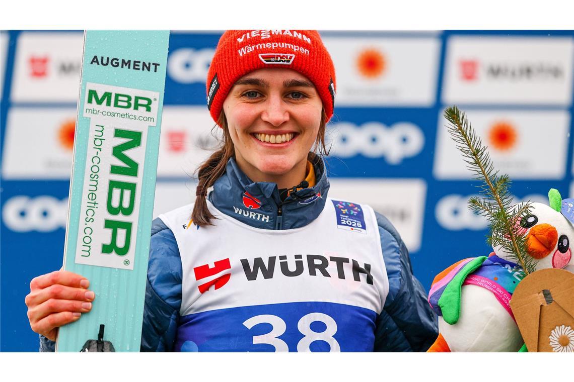 Diese Stars sind die größten deutschen Olympia-Hoffnungen <b>Selina Freitag (23)</b>: Eigentlich war Katharina Schmid (28), die Triple-Weltmeisterin von 2023, die unangefochtene Nummer eins der deutschen Skispringerinnen. Doch in diesem Winter gab es die Wachablösung. Selina Freitag flog nicht nur als Zweite im Gesamtweltcup an ihrer Teamkollegin vorbei, sondern holte zudem bei der WM in Trondheim drei Medaillen (2x Silber, 1x Bronze). Ihr gehört fraglos die Zukunft, während Katharina Schmid ins Grübeln geriet: „Ich werde alles überdenken. Und dann entscheiden, ob ich Olympia noch mache.“