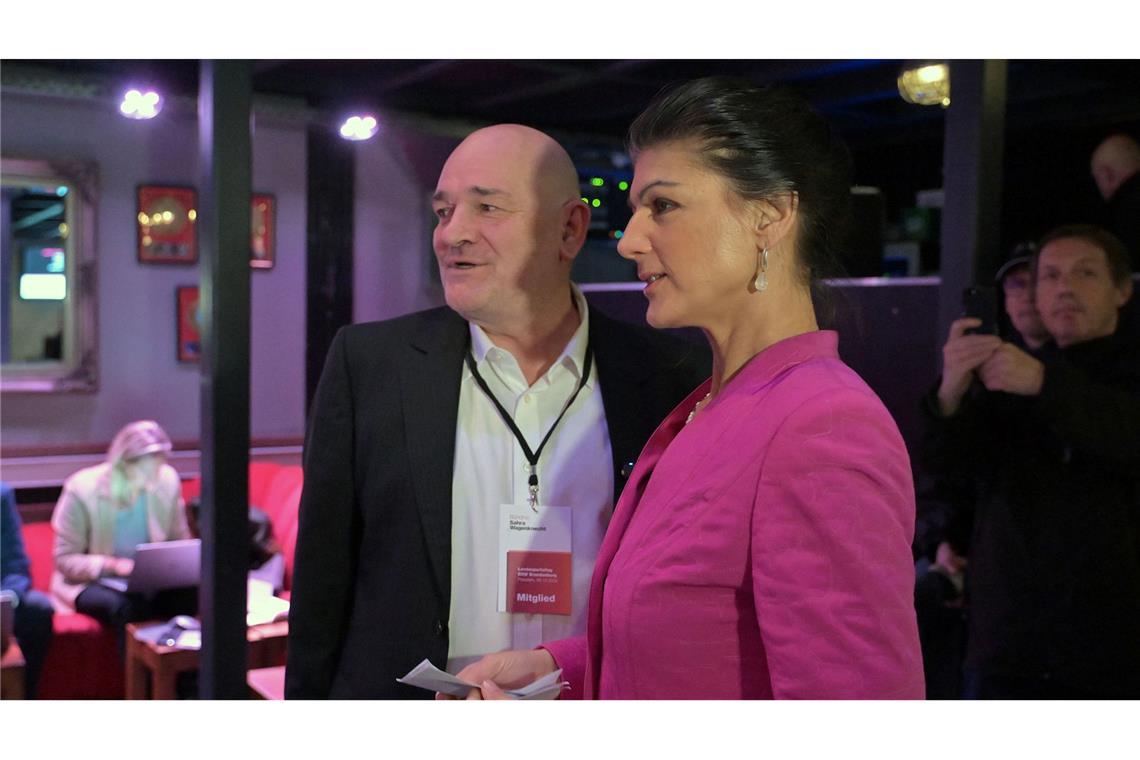 SPD und BSW in Brandenburg billigen erste Rot-Lila-Koalition BSW-Parteigründerin Sahra Wagenknecht und Brandenburgs BSW-Landeschef Robert Crumbach werben für den Koalitionsvertrag.