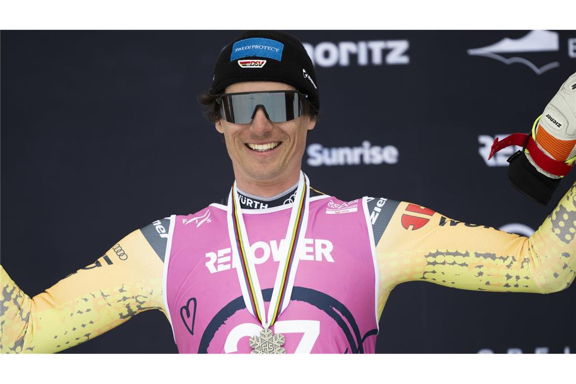 Diese Stars sind die größten deutschen Olympia-Hoffnungen <b>Tobias Müller (34): </b>Der Oberstdorfer war schon ein Weltklasse-Athlet, bevor er zum Skicross wechselte. Im Telemark-Wettbewerb gewann er sieben WM-Titel und 46 Weltcup-Rennen. Trotzdem suchte er eine neue Herausforderung – und war dabei erfolgreich. Bei der WM 2025 im Engadin holte sich der Skicrosser gleich bei seiner Premiere Silber – obwohl er zuvor nach einer Hüft-OP mehrere Rennen verpasst hatte. In Tobias Müller und dem bei der WM enttäuschenden Florian Wilmsmann (29), der in dieser Saison aber drei Weltcup-Rennen für sich entschied und vor dem Finale an diesem Wochenende in Idre Fjäll die Gesamtwertung anführt, gibt es nun gleich zwei Olympia-Hoffnungen.