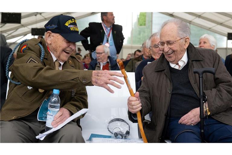 Bud Gahs (l), Veteran der US-Truppen, und Abba Naor, Überlebender des KZ Dachau, sitzen zusammen am 80. Jahrestag der Befreiung des Konzentrationslagers Dachau.