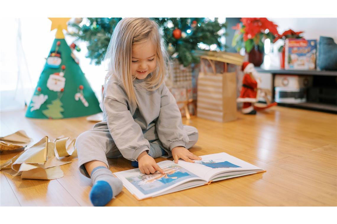 Bücher statt Smartphone – unsere Redaktion hat 20 Kinderbücher ausgesucht, mit denen sich die Bildschirmzeit des Nachwuchses garantiert verkürzen lässt.