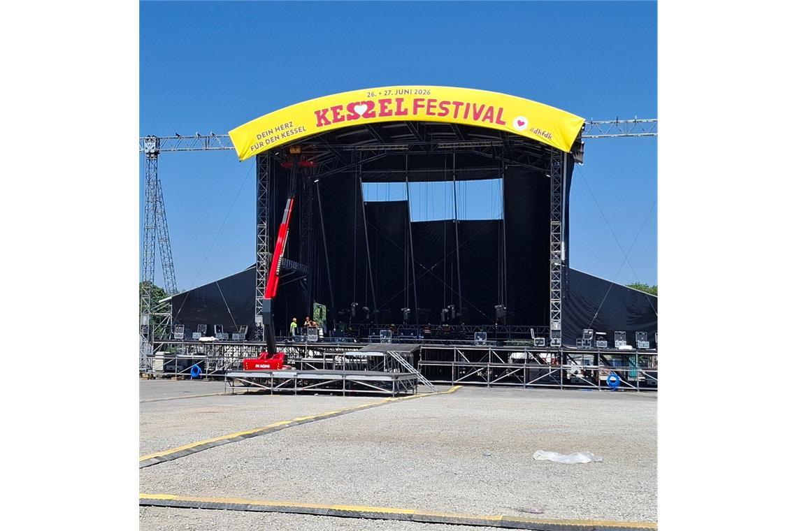 Bühnenaufbau für das Kesselfestival: Die Sonne knallt auch an diesem Wochenende auf den Cannstatter Wasen. Der Veranstalter stellt Wasser bereit.