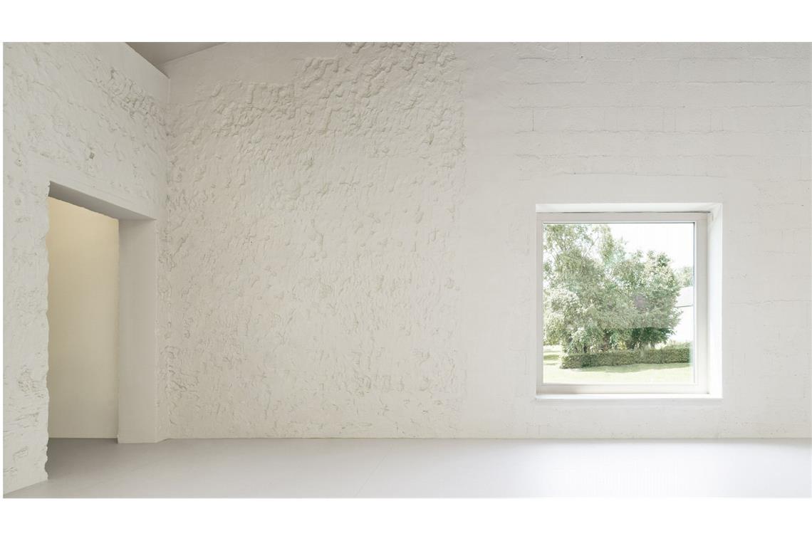 Junge Stuttgarter Architekten entwerfen ein Haus fürs ganze Dorf Bühnenraum – die verschiedenen Baumaterialien aus unterschiedlichen Zeiten sind ablesbar. Hochlochziegel und Beton sind unverputzt und mit einer Kalkschlämme bedeckt.