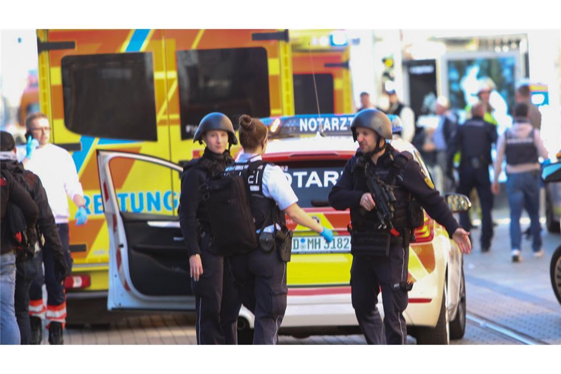 Newsblog: Mehrere Veranstaltungen abgesagt – Kaufhäuser bleiben zu Bürger sollen die Innenstadt meiden.