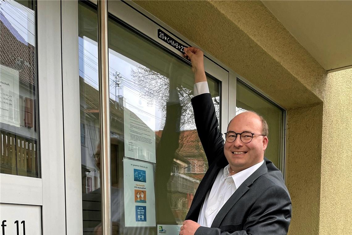 Bürgermeister Armin Mößner brachte den Segensaufkleber selbst an. Foto: Stadt Murrhardt