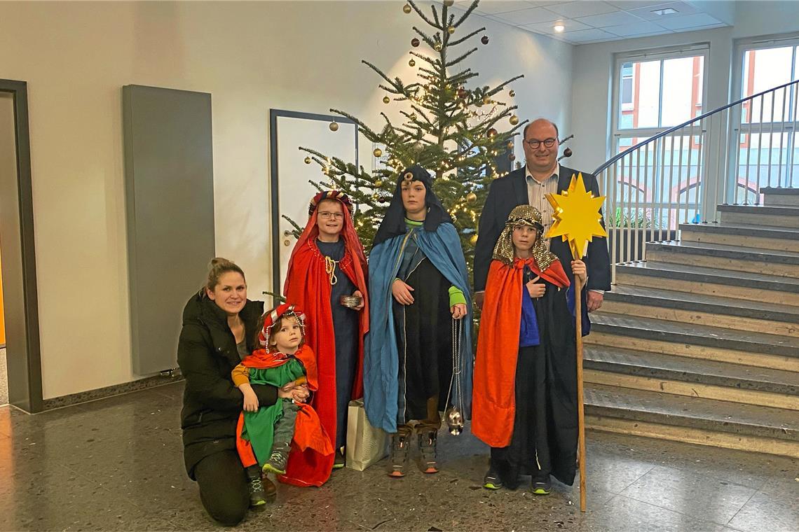 Sternsinger zu Besuch im Murrhardter Rathaus Bürgermeister Armin Mößner empfing die Sternsinger im Rathaus. Foto: Stadt Murrhardt