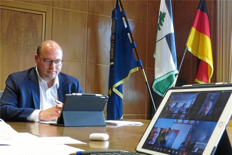 Bürgermeister Armin Mößner im Sitzungssaal des Rathauses bei der Videokonferenz mit den Städtepartnern. Bürgermeister Leszek Swider und Agnieszka Wójcik berichten über die Situation in Rabka-Zdrój. Foto: C. Schick