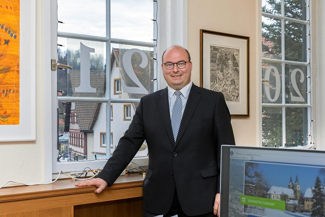 Bürgermeister Armin Mößner in seinem Amtszimmer im Rathaus mit Blick auf den Marktplatz. Dieses Jahr war er sehr viel weniger „unter Leuten“. Dies ist auch eines der Dinge, die er sich mit Blick aufs kommende Jahr wünscht – sich wieder ohne Sorgen begegnen zu können. Foto: J. Fiedler