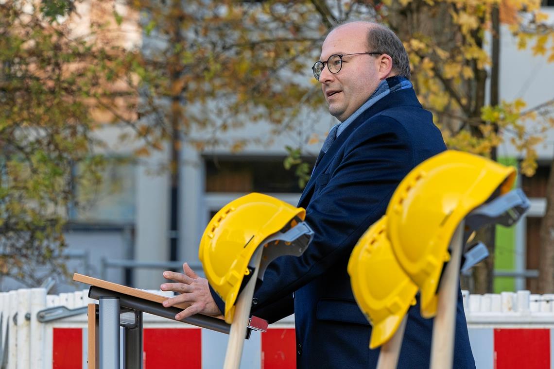 Bürgermeister Armin Mößner lässt in seiner Rede die Projektstationen Revue passieren.