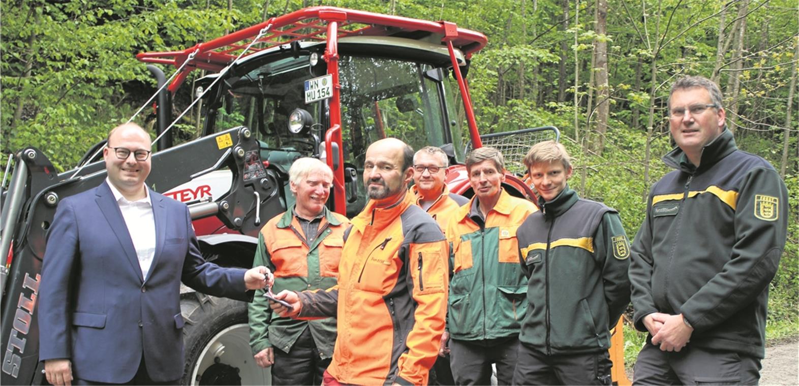 Bürgermeister Armin Mößner (links) hält den Schlüssel für Vorarbeiter Volker Schempp (Dritter von links) bereit. Mit dabei sind (von rechts) Förster Andreas Schlär, Forstrat Tobias Horwath, Waldarbeiter Rolf Scheib, Sicherheitsfachkraft Peter Ferdinand und Waldarbeiter René Stresow. Foto: privat