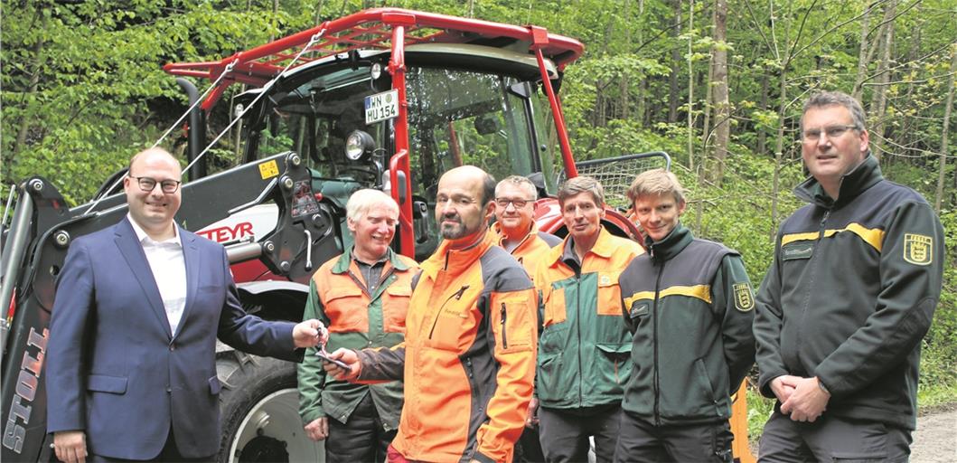 Bürgermeister Armin Mößner (links) hält den Schlüssel für Vorarbeiter Volker Schempp (Dritter von links) bereit. Mit dabei sind (von rechts) Förster Andreas Schlär, Forstrat Tobias Horwath, Waldarbeiter Rolf Scheib, Sicherheitsfachkraft Peter Ferdinand und Waldarbeiter René Stresow. Foto: privat