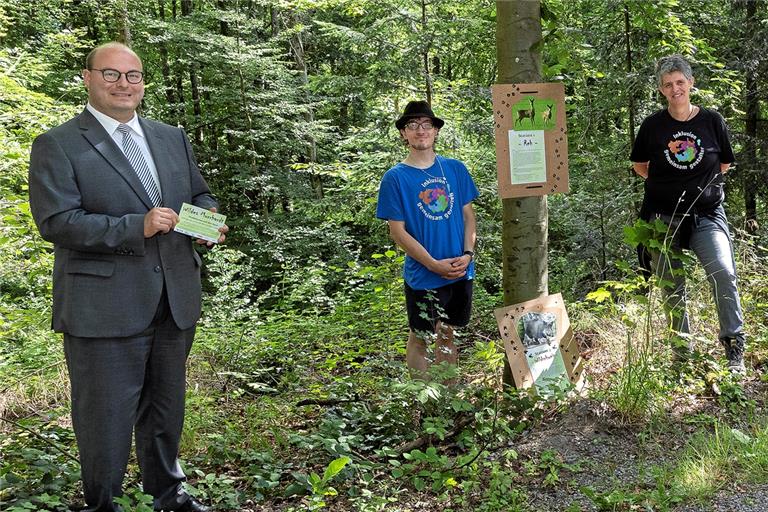 Bürgermeister Armin Mößner (links), Simon Maier (rechts) und Naturparkgeschäftsführer Bernhard Drixler (Zweiter von rechts) machen eine Stippvisite beim Aufbau der Familienrallye „Wildes Murrhardt“, die Katharina Schönemann (Dritte von rechts) und Nico Dollmann (Zweiter von links) gemeinsam erarbeitet haben. Foto: J. Fiedler