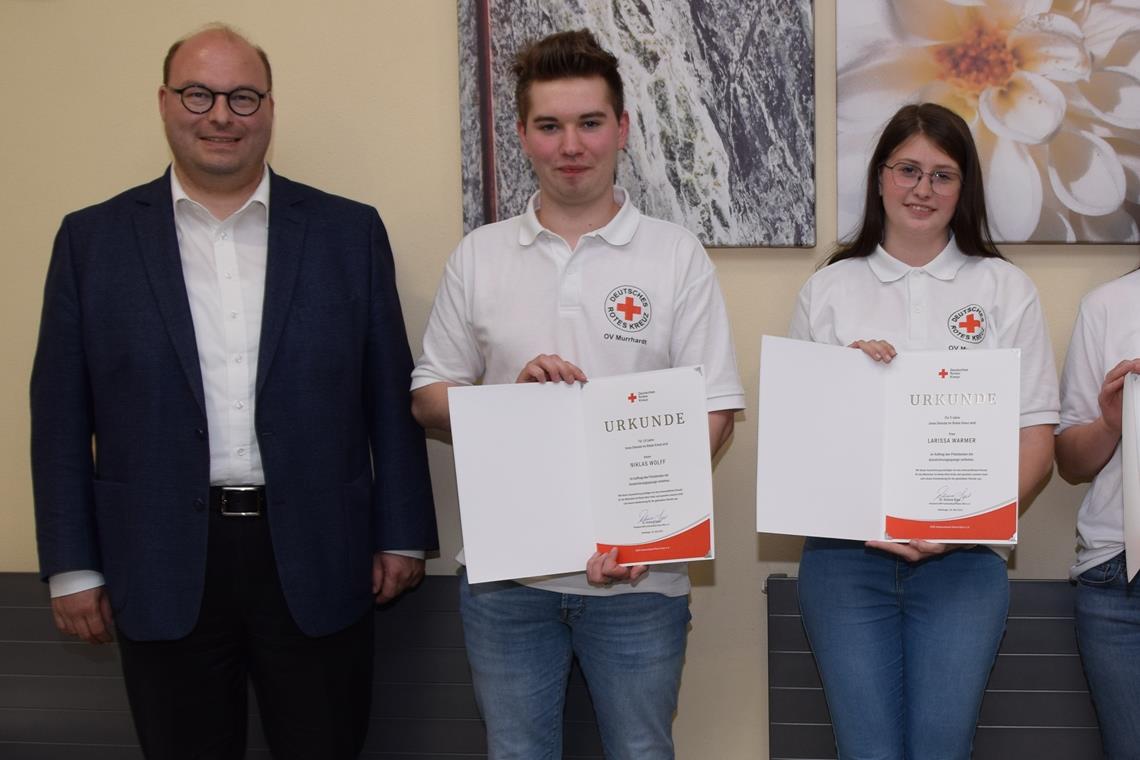 Der DRK-Ortsverein Murrhardt sucht neue Mitglieder Bürgermeister Armin Mößner (links) und Bereitschaftsleiter Philipp Wolff (rechts) ehrten Niklas Wolff, Larissa Warmer und Daniela Kuhn (von links). Damian Kuroczik fehlte.Foto: Elisabeth Klaper