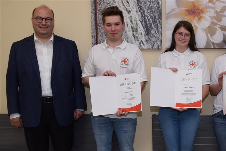 Bürgermeister Armin Mößner (links) und Bereitschaftsleiter Philipp Wolff (rechts) ehrten Niklas Wolff, Larissa Warmer und Daniela Kuhn (von links). Damian Kuroczik fehlte.Foto: Elisabeth Klaper