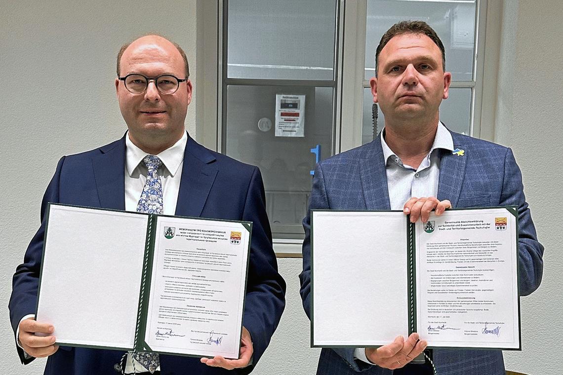 Bürgermeister Armin Mößner (links) und der stellvertretende Bürgermeister von Tschuhujiw, Ihor Kashchavtsev, präsentieren nach der Unterzeichnung die gemeinsame Absichtserklärung. Foto: Stadt Murrhardt