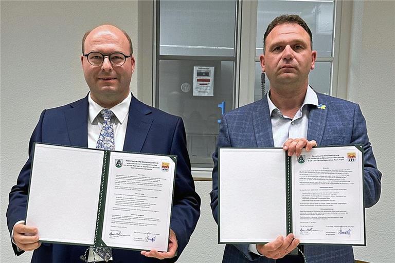 Bürgermeister Armin Mößner (links) und der stellvertretende Bürgermeister von Tschuhujiw, Ihor Kashchavtsev, präsentieren nach der Unterzeichnung die gemeinsame Absichtserklärung. Foto: Stadt Murrhardt