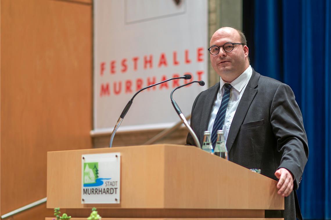 Wirtschaftstag: Aufruf für Bürokratieabbau Bürgermeister Armin Mößner moderierte beim Murrhardter Wirtschaftstag die Diskussion.
