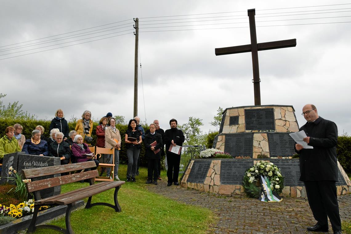 Für die Bevölkerung war die Befreiung durch die Alliierten leidvoll Bürgermeister Armin Mößner (rechts) am Gefallenendenkmal in Kirchenkirnberg skizziert, was am 18. und 19. April 1945 vor Ort geschah. Foto: Elisabeth Klaper