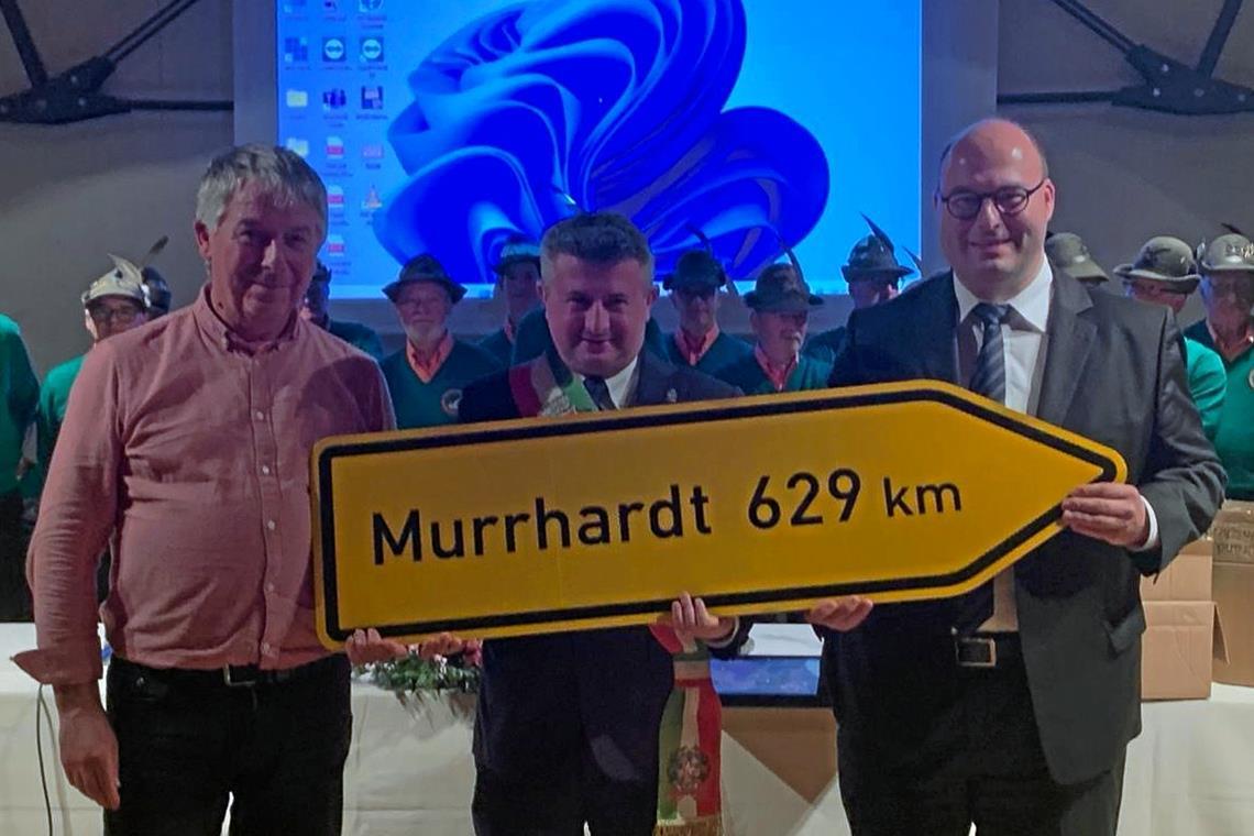 Erste Kontakte einer möglichen italienischen Partnerschaft Bürgermeister Armin Mößner (rechts) hat seinem Kollegen Stefano Soldan (Mitte) einen Wegweiser in die Walterichstadt mitgebracht. Bei der Übergabe ist Patrice Houtin, stellvertretender Bürgermeister von Château-Gontier-sur-Mayenne, dabei. Fotos: privat