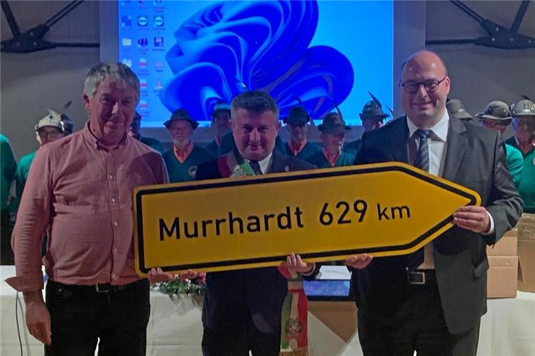 Bürgermeister Armin Mößner (rechts) hat seinem Kollegen Stefano Soldan (Mitte) einen Wegweiser in die Walterichstadt mitgebracht. Bei der Übergabe ist Patrice Houtin, stellvertretender Bürgermeister von Château-Gontier-sur-Mayenne, dabei. Fotos: privat