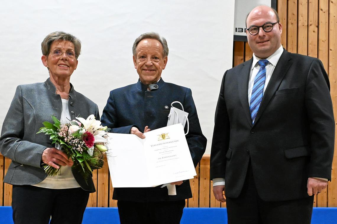 Sportliches Jubiläum in Kirchenkirnberg Bürgermeister Armin Mößner (rechts) übergibt dem Vorstandssprecher Rolf Kirschbaum die Landesehrennadel. Seine Frau Margret Kirschbaum wird ebenfalls geehrt.