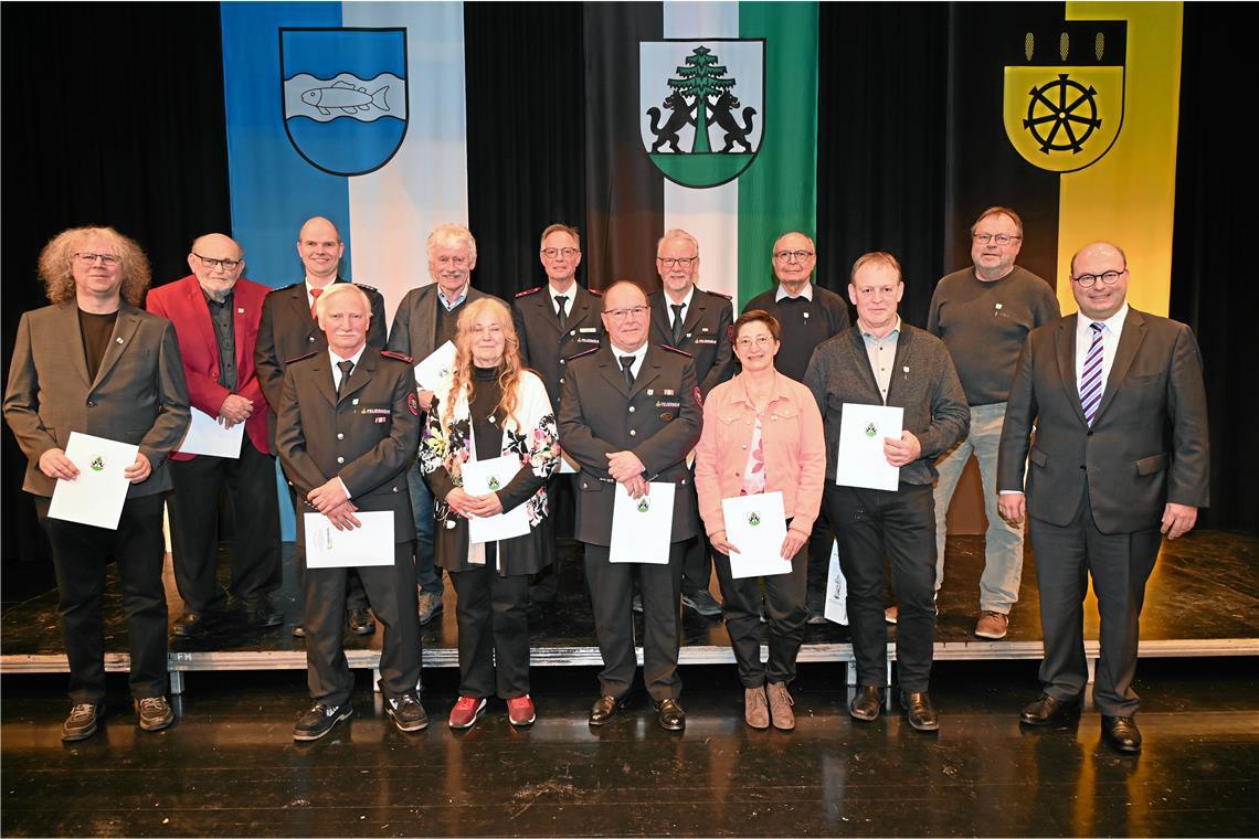 Bürgermeister Armin Mößner (rechts) vergab die Ehrennadeln an (von links) Andreas Kozlik, Berthold Müller, Philipp Wolff, Rene Stresow, Professor Gerhard Fritz, Helga Übelmesser-Larsen, Axel Wieland, Jürgen Schwarz, Hartmut Schupp, Sibylle Kugler, Carmelo Leonardo, Thomas Mätzig und Jürgen Wörner. Fotos: Elisabeth Klaper