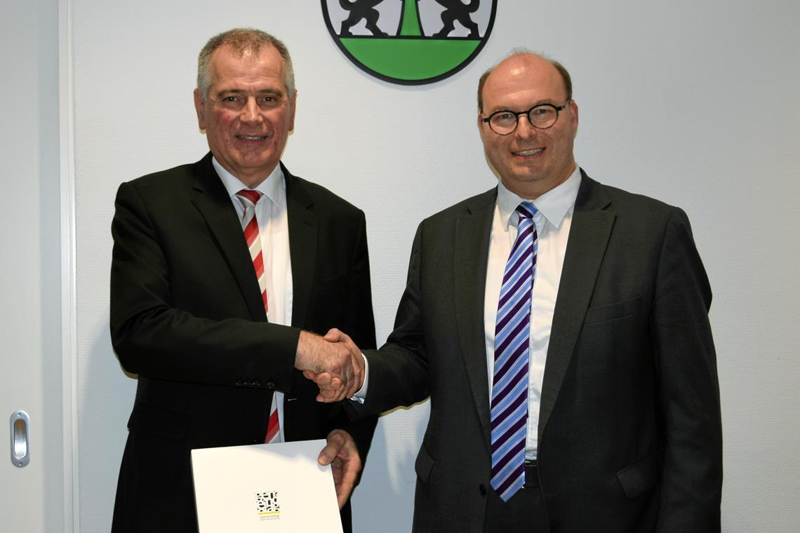 Bürgermeister Armin Mößner überreicht Andreas Winkle (links) die Auszeichnung des baden-württembergischen Gemeindetags. Foto: Elisabeth Klaper
