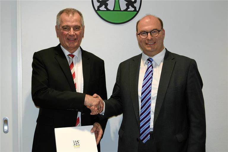 Bürgermeister Armin Mößner überreicht Andreas Winkle (links) die Auszeichnung des baden-württembergischen Gemeindetags. Foto: Elisabeth Klaper