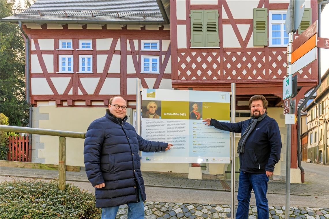 Vom malerischen Murrhardt Bürgermeister Armin Mößner und Kulturamtsleiter Uwe Matti (von links) an der dritten Station des Malerwegs vor dem Badhaus, in dem einst Georg Adam Eger lebte, bevor er 1748 Hofmaler des Landgrafen Ludwig VIII. in Darmstadt wurde. Foto: Stefan Bossow