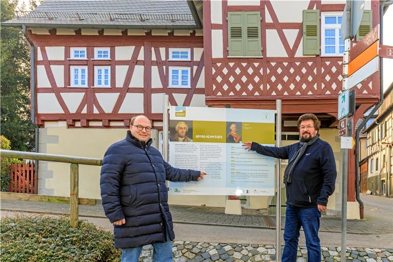 Bürgermeister Armin Mößner und Kulturamtsleiter Uwe Matti (von links) an der dritten Station des Malerwegs vor dem Badhaus, in dem einst Georg Adam Eger lebte, bevor er 1748 Hofmaler des Landgrafen Ludwig VIII. in Darmstadt wurde. Foto: Stefan Bossow