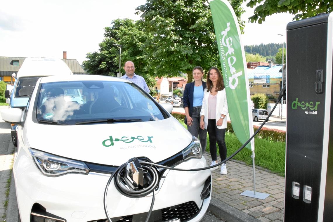 Bürgermeister Armin Mößner und Pia Epple und Angelina Di Stefano von der Firma Deer (von links) bei der Einweihung des neuen Mobilitätsangebots nahe des Bahnhofs. Foto: E. Klaper