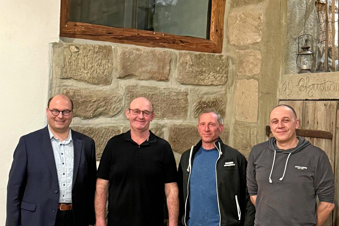 Teilortsanwälte sind gewählt Bürgermeister Armin Mößner (von links) mit den Teilortsanwälten Steffen Kaufmann (Karnsberg) und Tobias Nestle (Hinterbüchelberg) sowie Andre Knodel, bisheriger Teilortsanwalt in Hinterbüchelberg. Foto: Stadtverwaltung Murrhardt