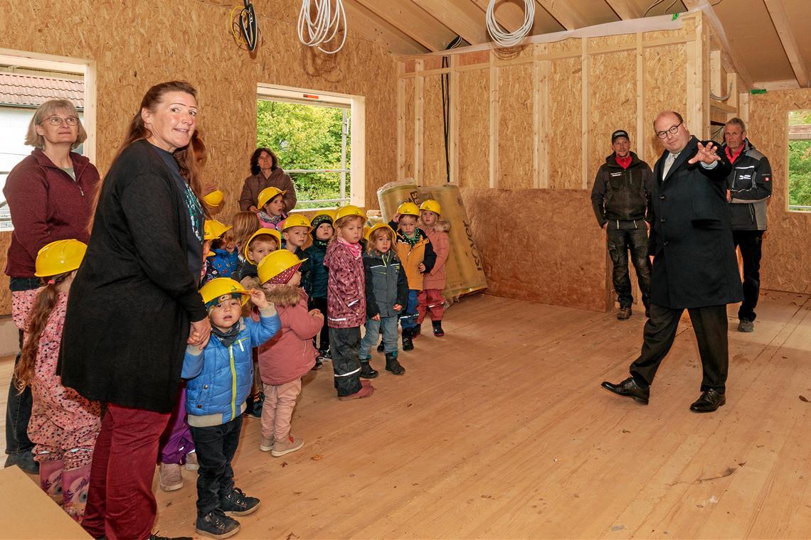 Kleine Leute auf Baustelleninspektion Bürgermeister Armin Mößner (vorne rechts) erklärt den Kindern die Planungen im neuen Dachgeschossraum. Fotos: Stefan Bossow