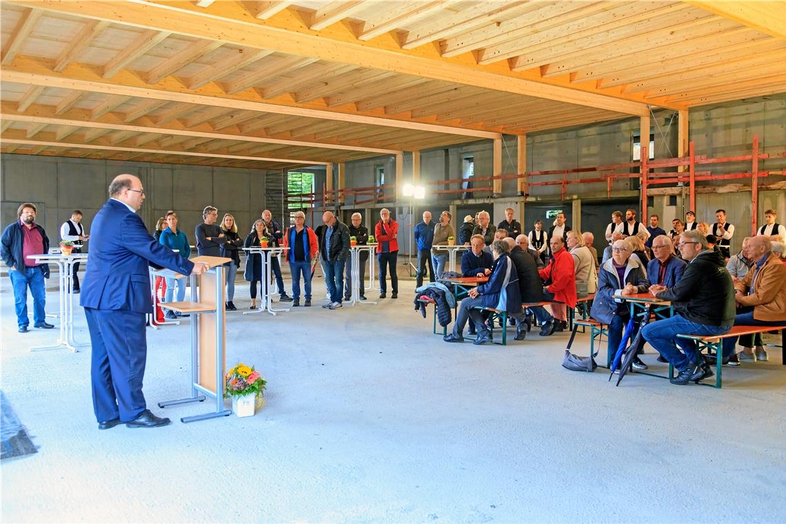 Erste große Etappe für die Sporthalle Bürgermeister Armin Mößner (vorne) skizziert für Gäste und Beteiligte nochmals wichtige Aspekte des Projekts. Fotos: Stefan Bossow